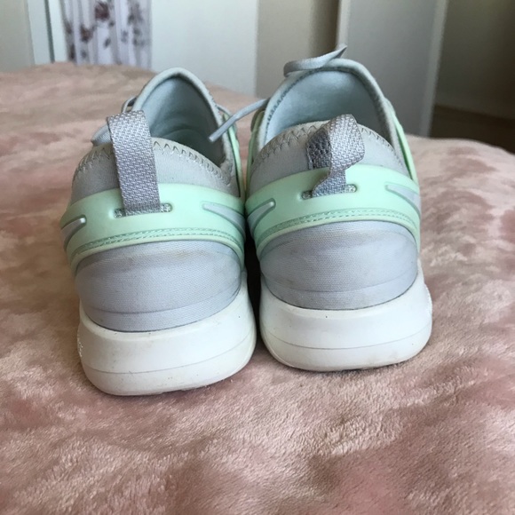 Nike free slip on runners - Picture 4 of 6